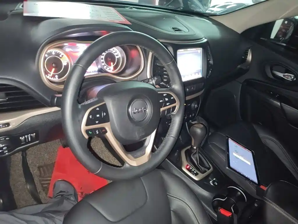 Cherokee (Китай) 2017 2.4L Leading Smart Edition купить на сайте DeffCars