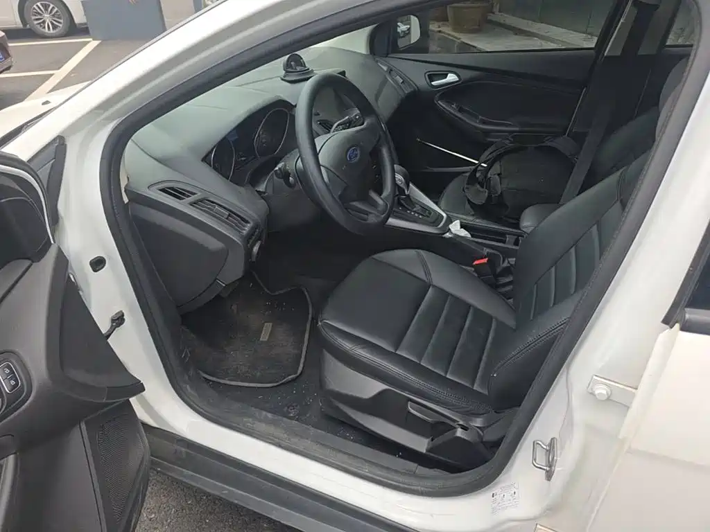 Focus 2017 hatchback 1.6L automatic comfort smart mobility version купить на сайте DeffCars