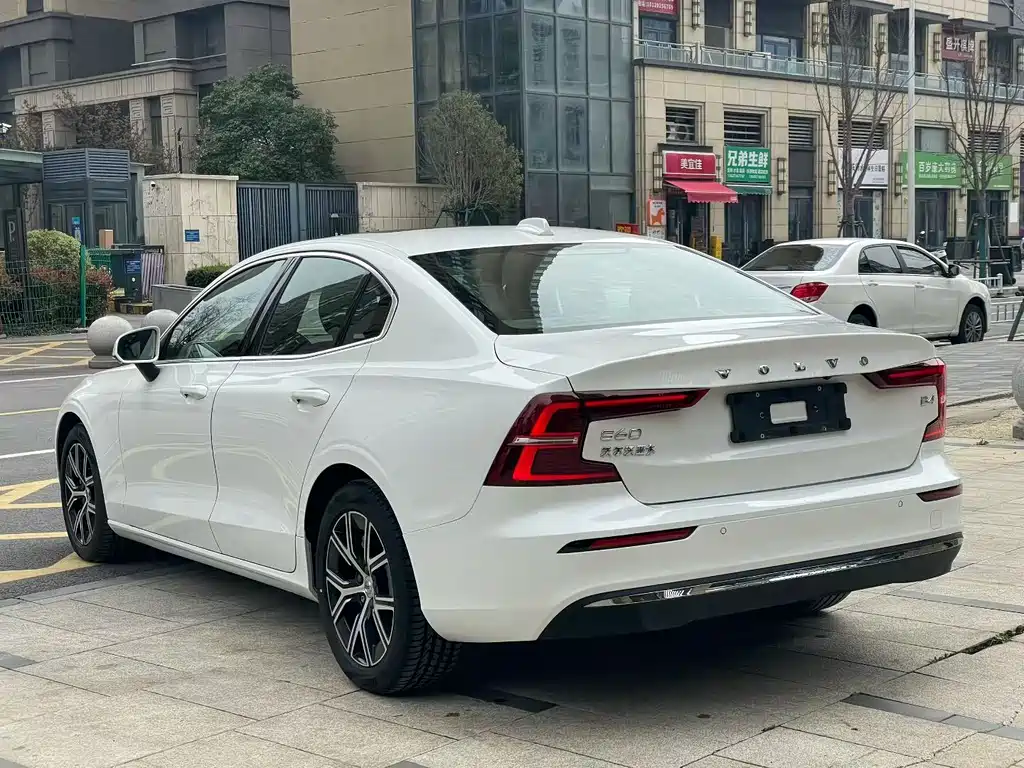 Volvo S60 2024 B4 Zhiyi Luxury Edition купить на сайте DeffCars