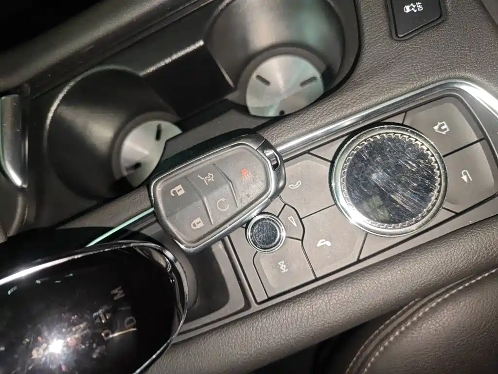 Cadillac XT6 2022 2.0T seven-seat two-wheel drive luxury model купить на сайте DeffCars