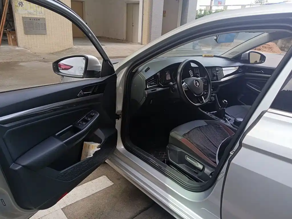 Bora 2020 1.5L manual comfort model купить на сайте DeffCars