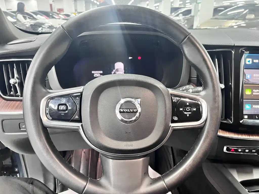Volvo XC60 2025 B5 four-wheel drive Zhiyuan luxury version купить на сайте DeffCars