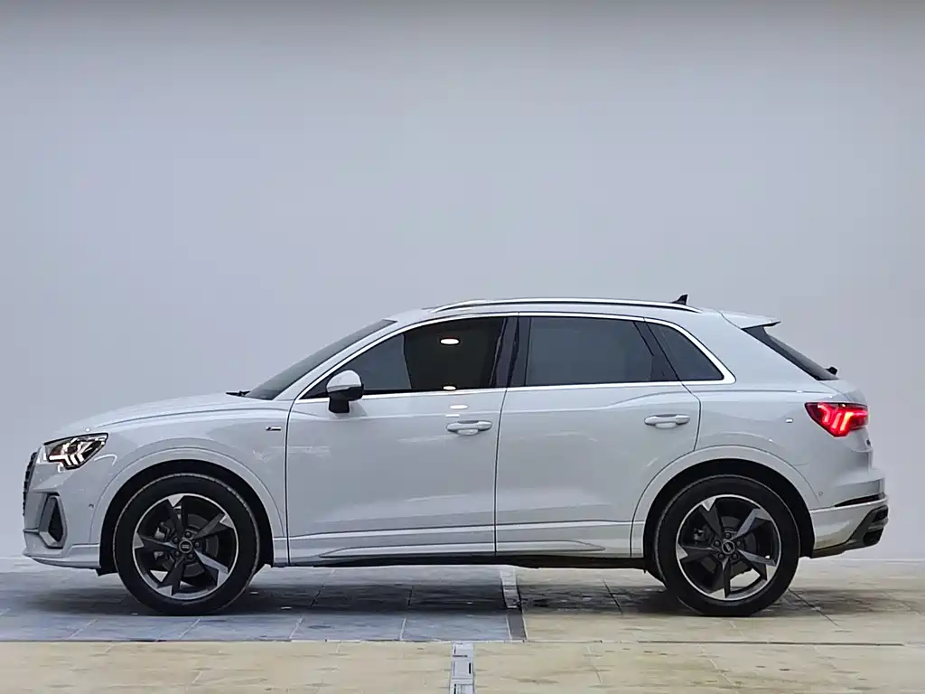 Audi Q3 2022 35 TFSI Fashionable and Dynamic купить на сайте DeffCars
