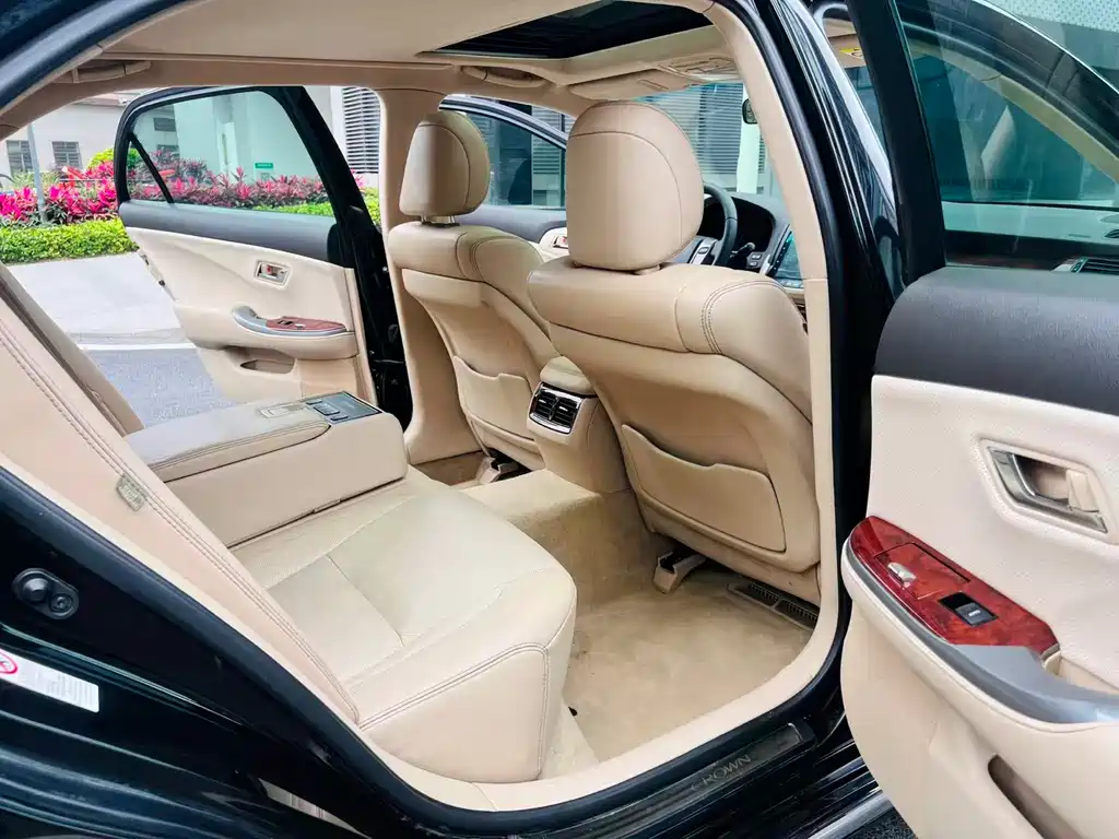 Crown 2012 2.5L Royal Leather Edition купить на сайте DeffCars
