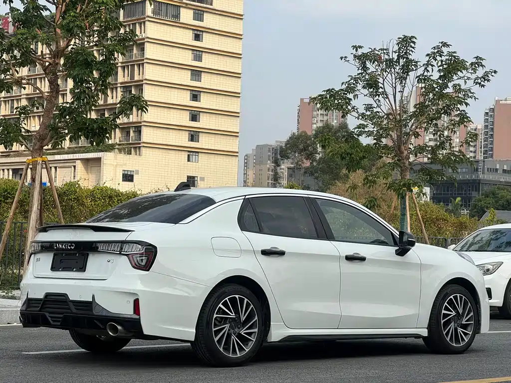 Lynk & Co 03 2022 1.5TD DCT Pro купить на сайте DeffCars