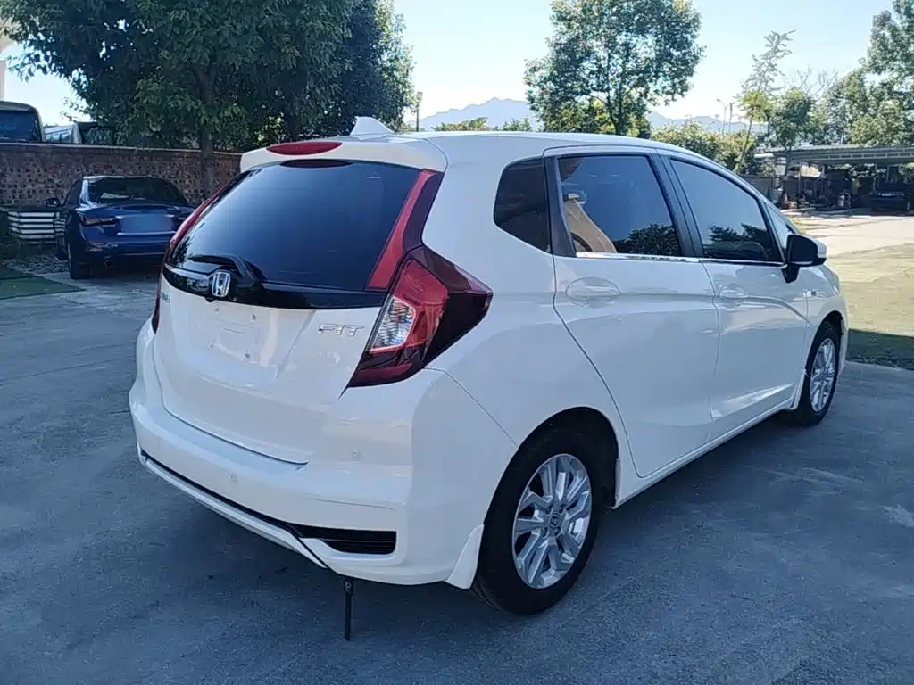 Fit 2018 1.5L CVT comfort sunroof version купить на сайте DeffCars