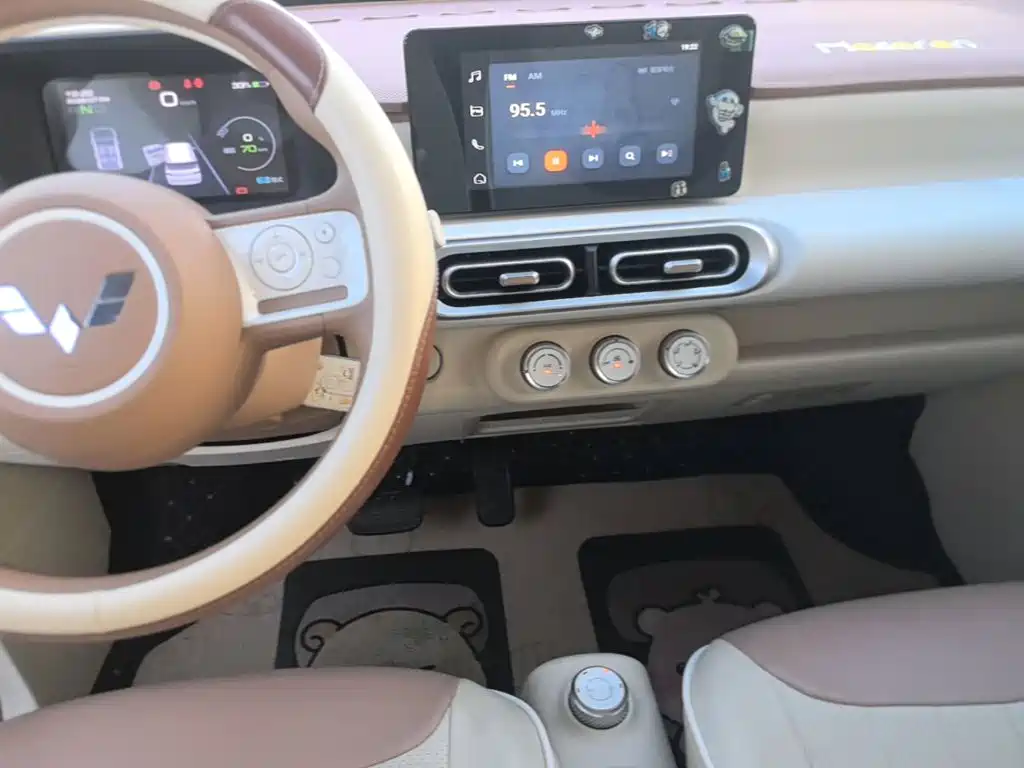 Hongguang MINIEV 2024 third generation 215km advanced version купить на сайте DeffCars