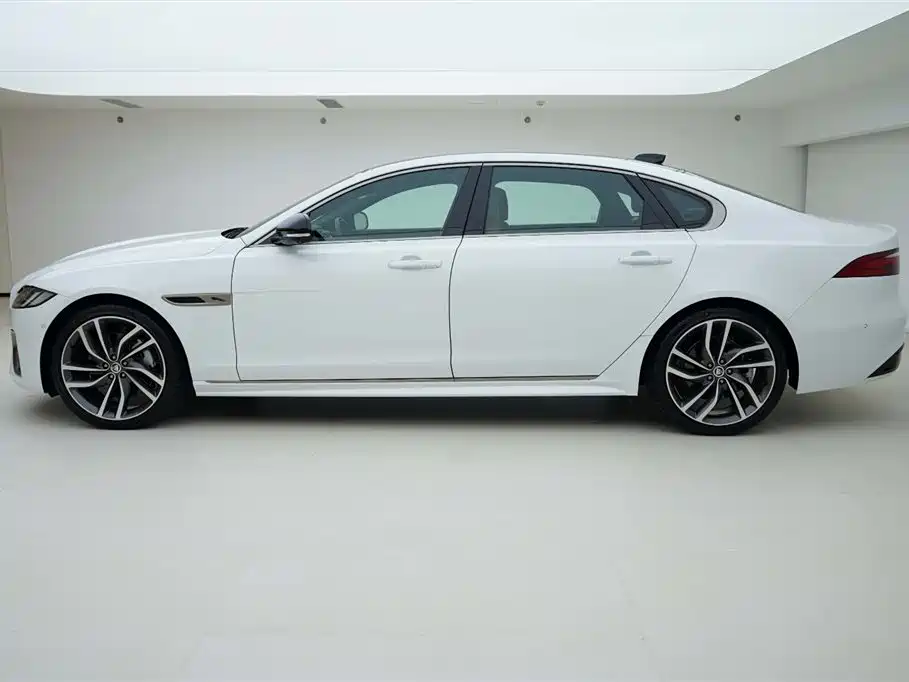 Jaguar XFL 2024 2.0T P300 four-wheel drive flagship sports gold version купить на сайте DeffCars