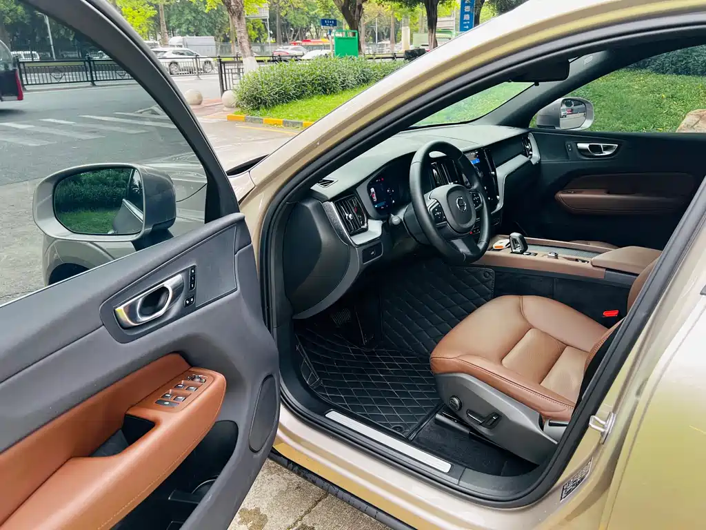 Volvo XC60 2025 B5 four-wheel drive Zhiyi Luxury Edition купить на сайте DeffCars