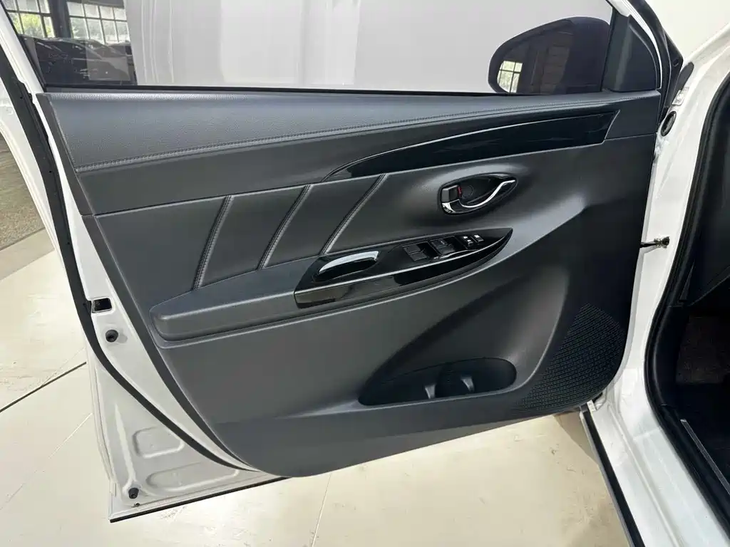 Yaris L Zhixuan 2022 Dazzling X 1.5L CVT Deluxe Plus Edition купить на сайте DeffCars