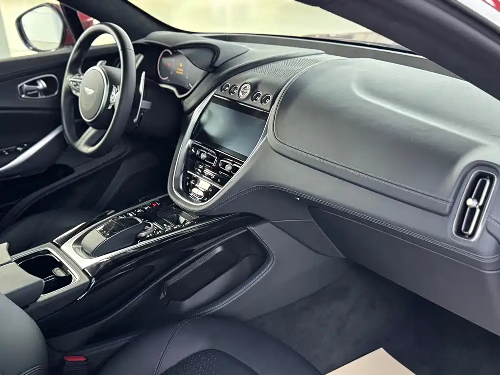 Aston Martin DBX 2024 4.0T V8 купить на сайте DeffCars