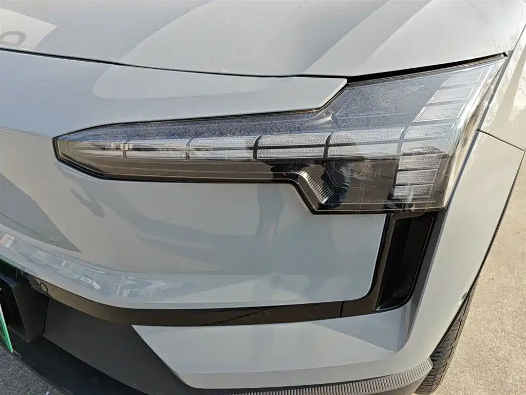 Volvo EX30 2025 rear-wheel drive long-range version Ultra купить на сайте DeffCars