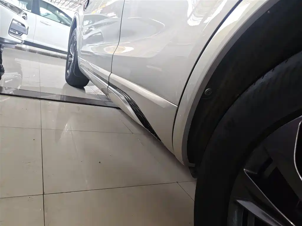 Hongqi HS5 2023 2.0T Qixiang Pro version купить на сайте DeffCars