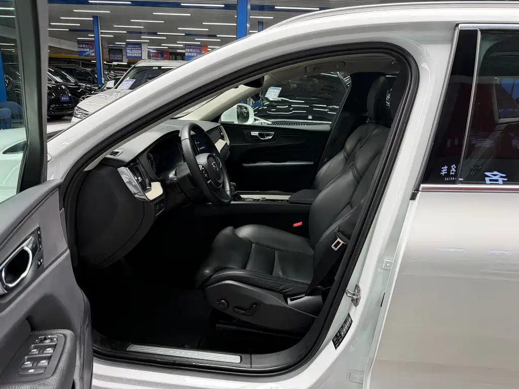 Volvo XC60 2018 T5 four-wheel drive Zhiya Luxury Edition купить на сайте DeffCars