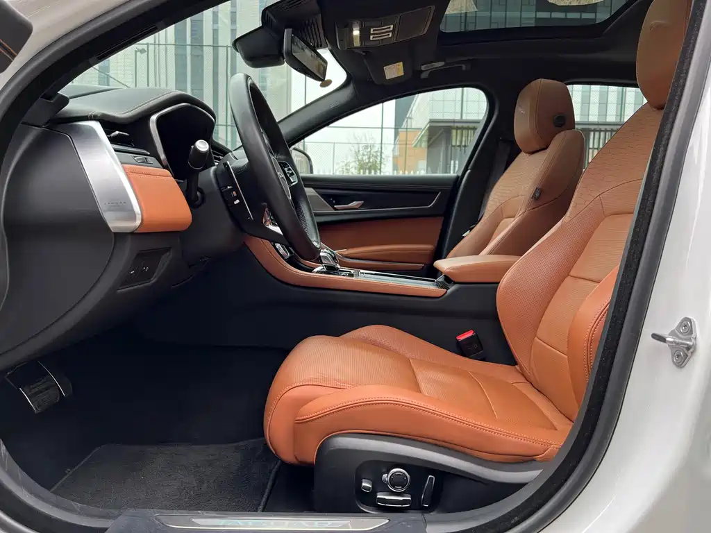 Jaguar XFL 2024 2.0T P300 four-wheel drive flagship sports gold version купить на сайте DeffCars