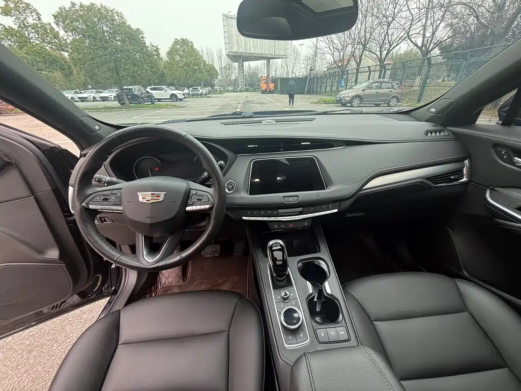 Cadillac XT4 2021 28T two-wheel drive leading model купить на сайте DeffCars