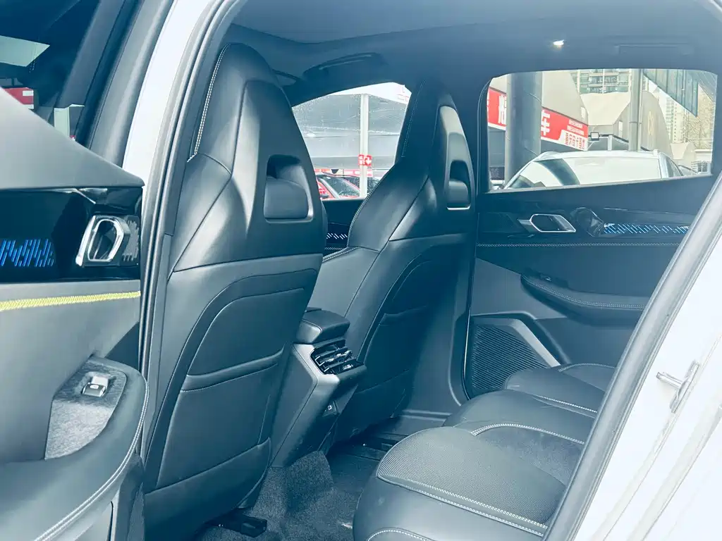 Lynk & Co 03 2025 1.5TD DCT Champion Edition Pro купить на сайте DeffCars