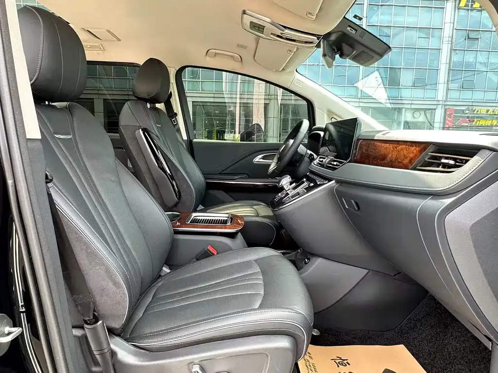 Hongqi HQ9 2023 2.0T Zhilian Flagship Edition купить на сайте DeffCars