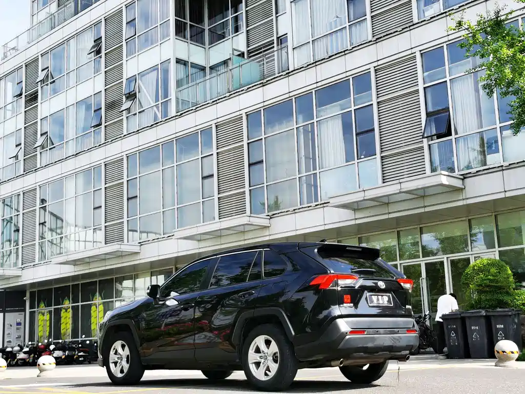 RAV4 Rongfang 2023 2.0L CVT two-wheel drive urban version купить на сайте DeffCars