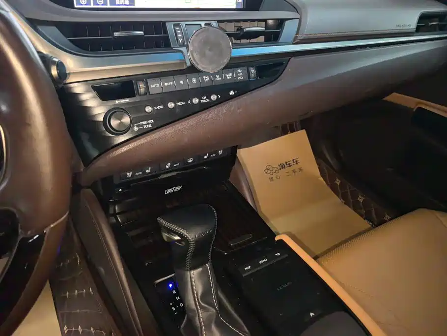 Lexus ES 2020 300h Executive Edition купить на сайте DeffCars