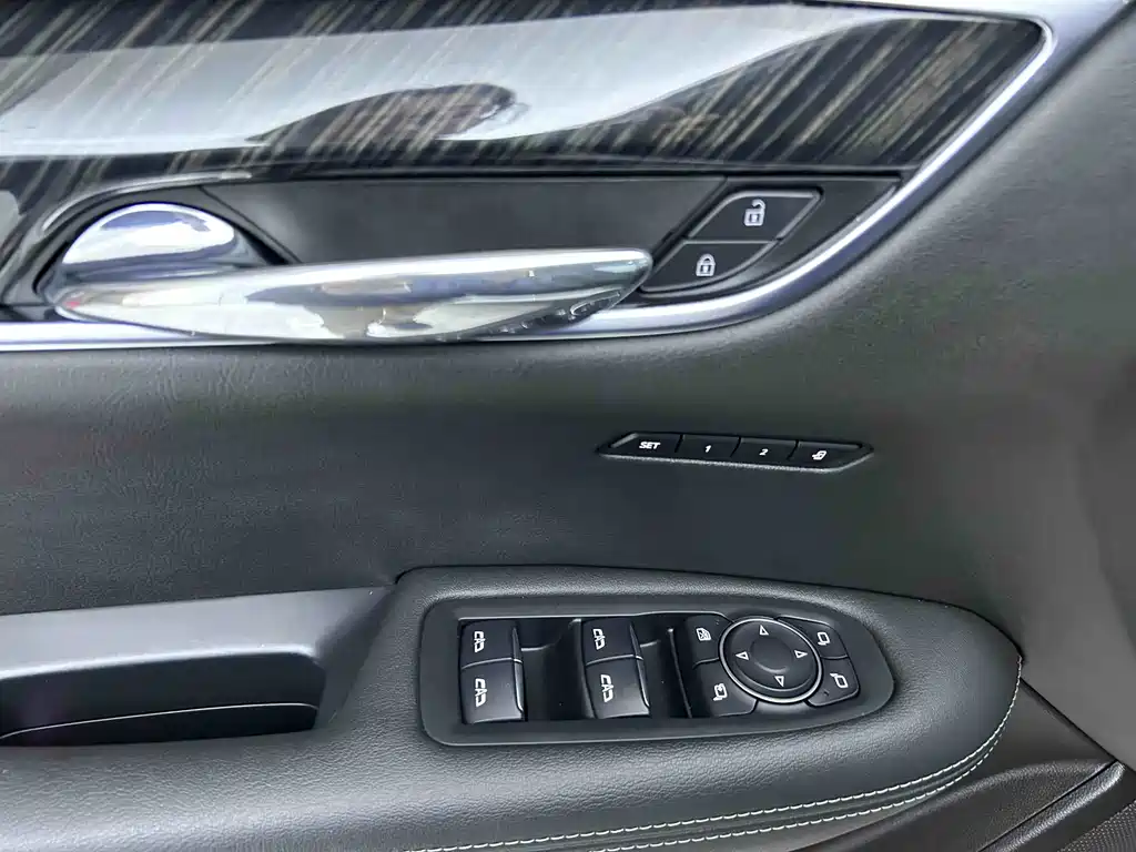 Cadillac XT6 2022 2.0T six-seat two-wheel drive luxury model купить на сайте DeffCars