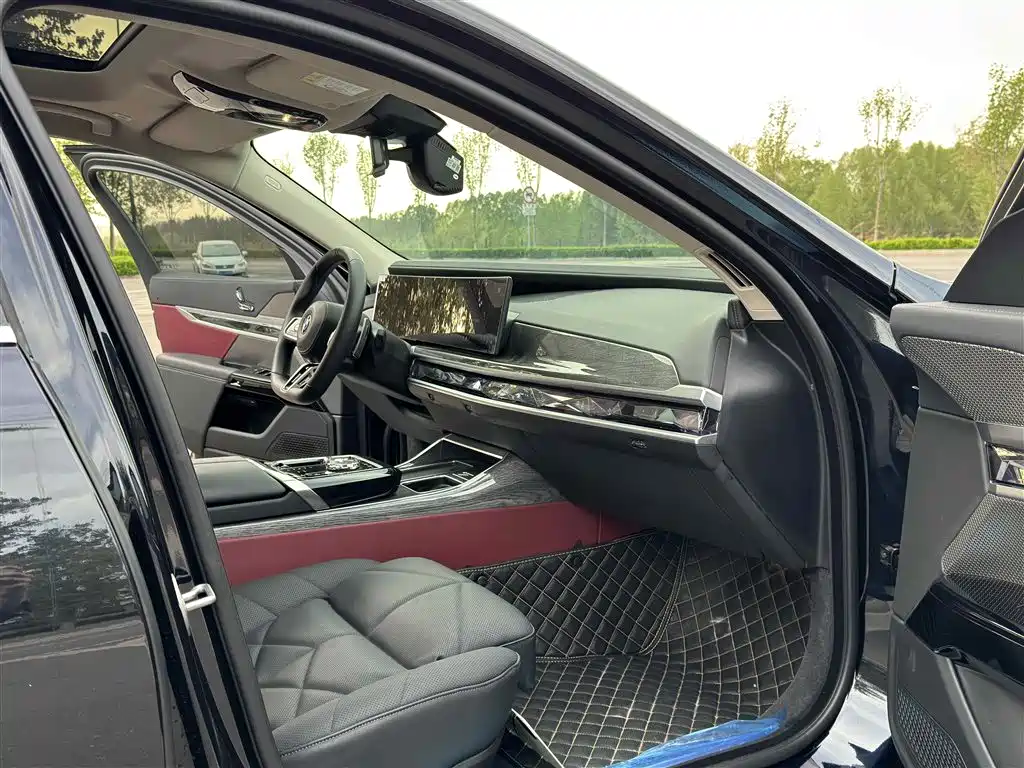 BMW 7 Series 2023 740Li Leading M Sports Package купить на сайте DeffCars