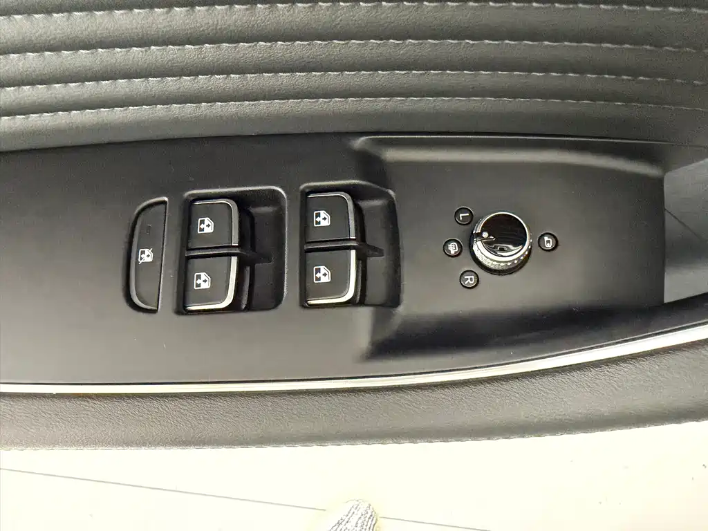 Hongqi HS5 2023 2.0T Qixiang Pro version купить на сайте DeffCars