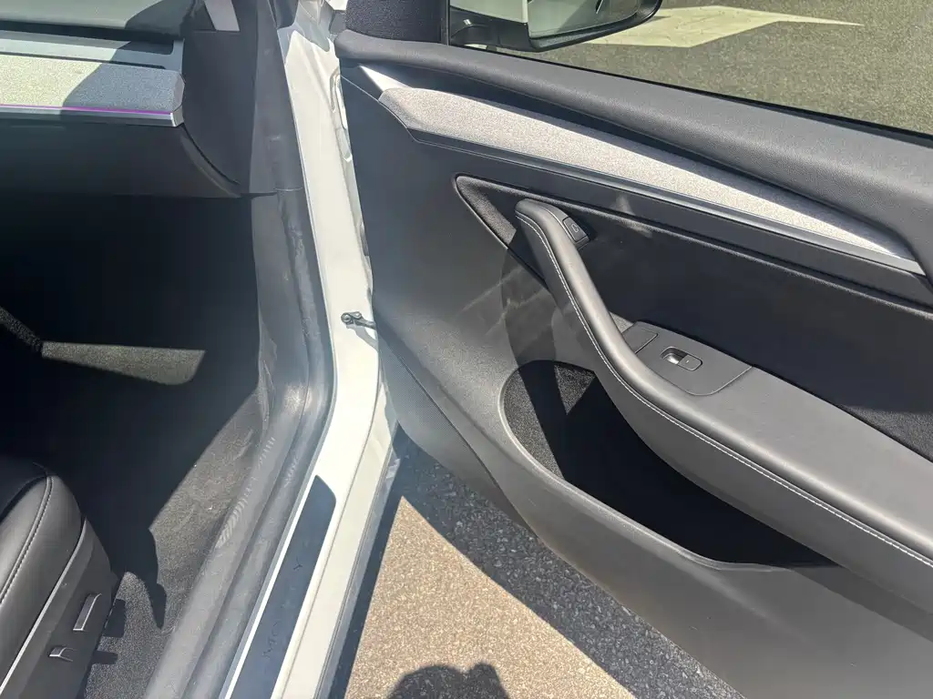 Model Y 2023 rear-wheel drive version купить на сайте DeffCars