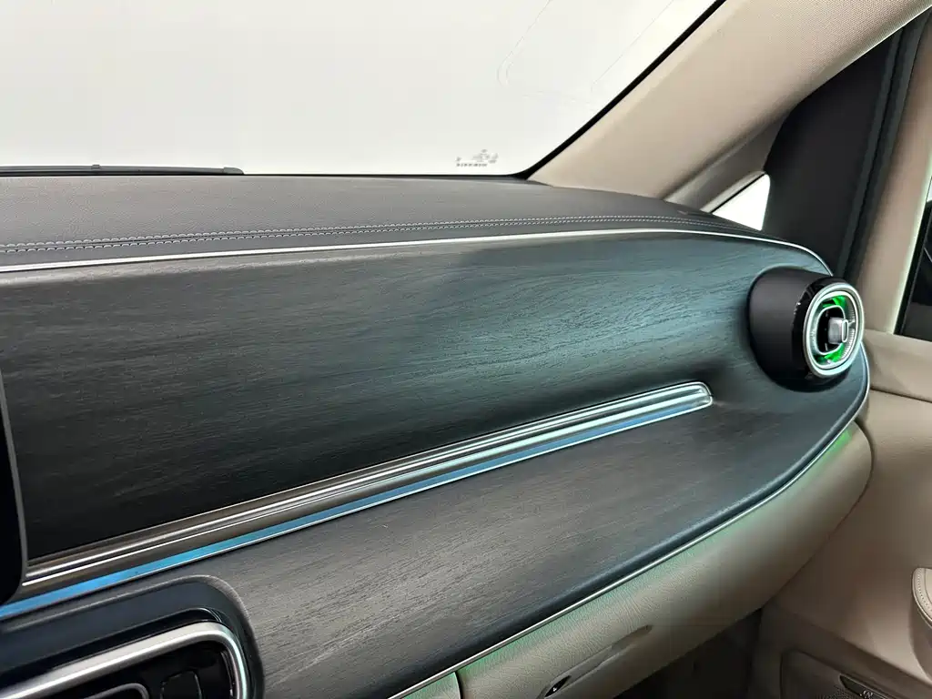 Mercedes-Benz V-Class 2024 V 300 L Long Wheelbase Luxury Edition купить на сайте DeffCars