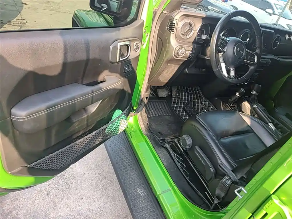 Wrangler 2019 2.0T Sahara four-door version National VI купить на сайте DeffCars