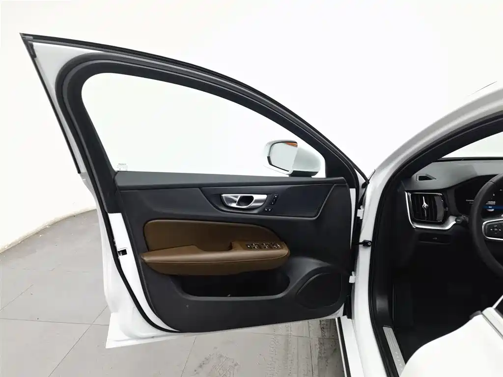 Volvo S60 2024 B4 Zhiyi Luxury Edition купить на сайте DeffCars