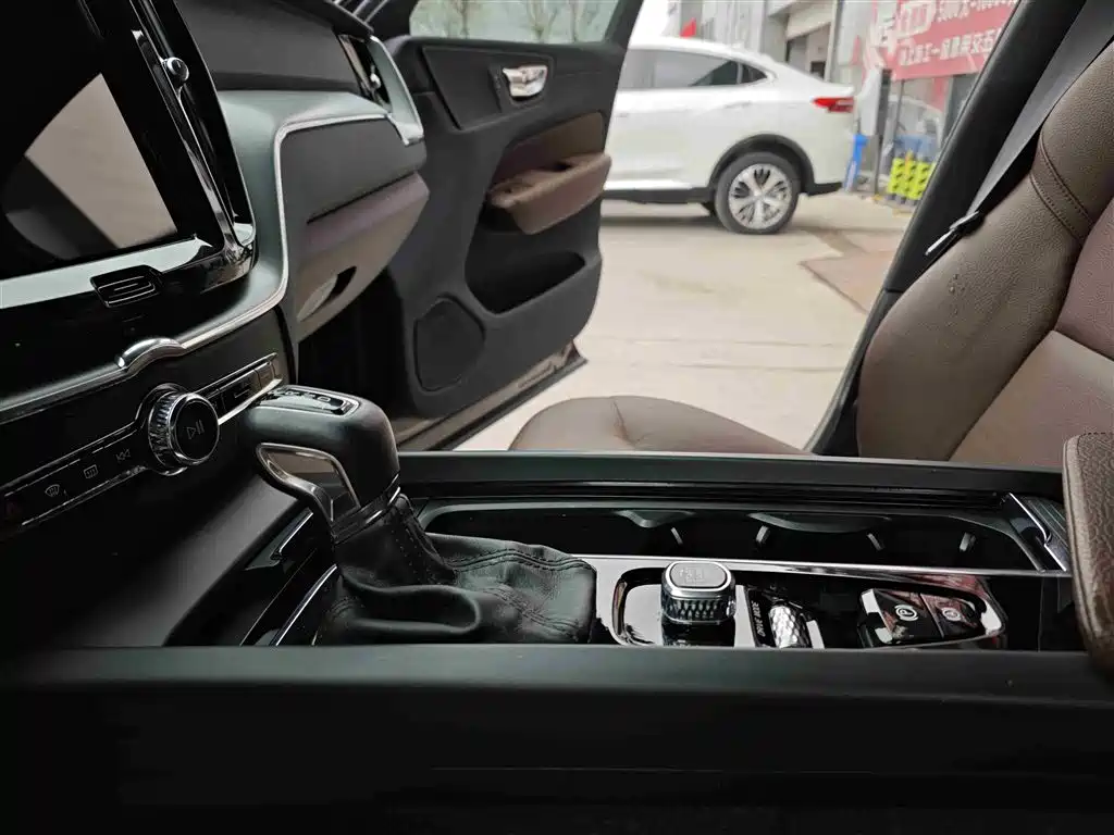 Volvo XC60 2021 T5 four-wheel drive Zhiyi Luxury Edition купить на сайте DeffCars