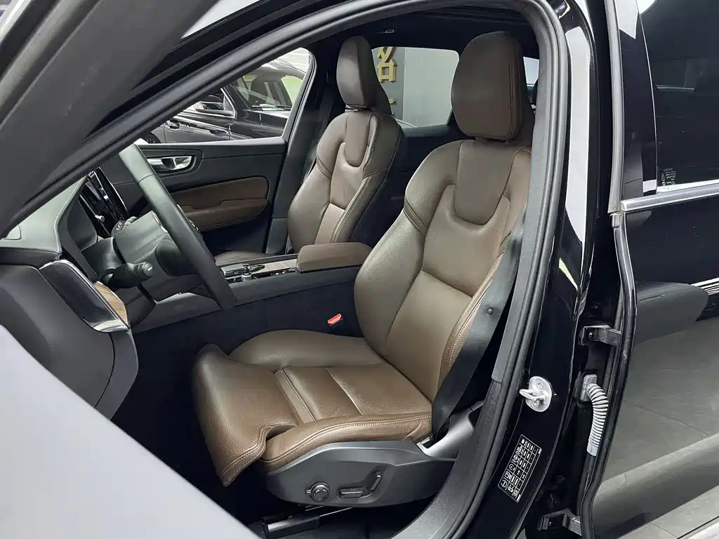 Volvo XC60 2023 B5 four-wheel drive Zhiyuan Deluxe Edition купить на сайте DeffCars