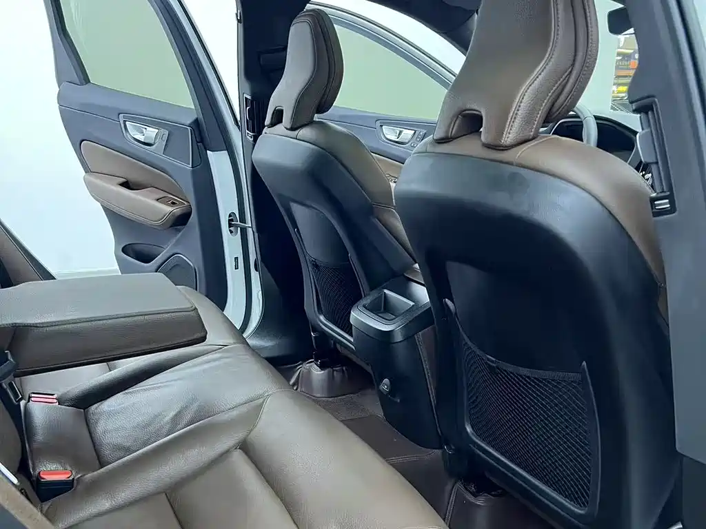 Volvo XC60 2023 B5 four-wheel drive Zhiyuan Deluxe Edition купить на сайте DeffCars