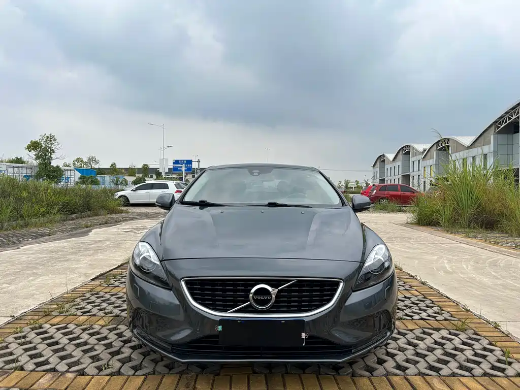 Volvo V40 2014 2.0T Zhiya Edition купить на сайте DeffCars
