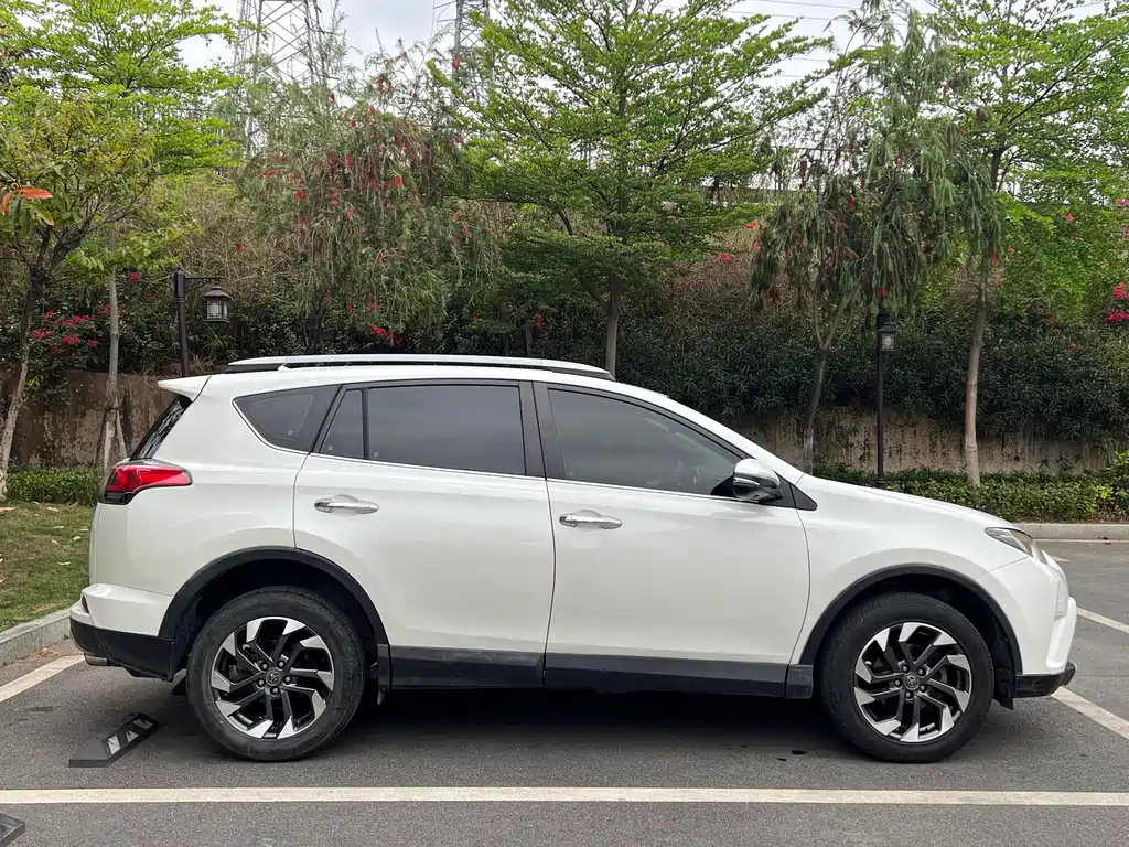 RAV4 2016 2.5L Automatic 4WD Elite Edition купить на сайте DeffCars