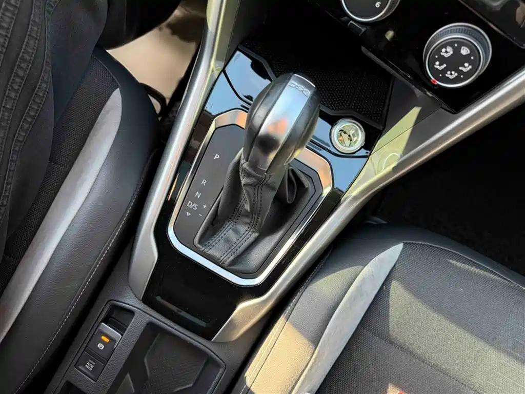 T-ROC 2018 230TSI DSG two-wheel drive aggressive model National VI купить на сайте DeffCars