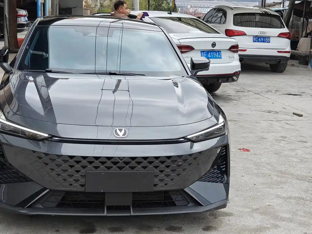 Changan UNI-V 2024 1.5T exclusive model купить на сайте DeffCars