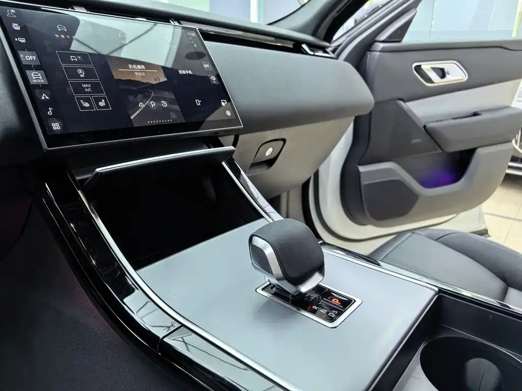 Range Rover Velar 2025 S купить на сайте DeffCars