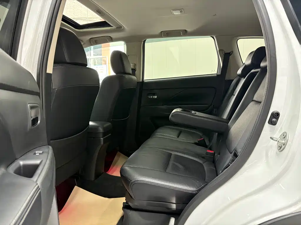 Outlander 2016 2.4L four-wheel drive luxury version 7 seats купить на сайте DeffCars