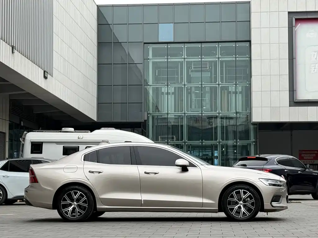 Volvo S60 2024 B4 Zhiyi Luxury Edition купить на сайте DeffCars