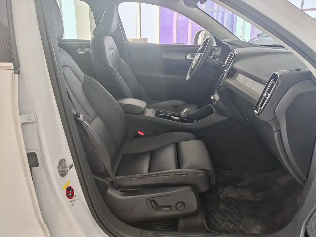 Volvo XC40 2025 B4 four-wheel drive Zhiyuan luxury version купить на сайте DeffCars