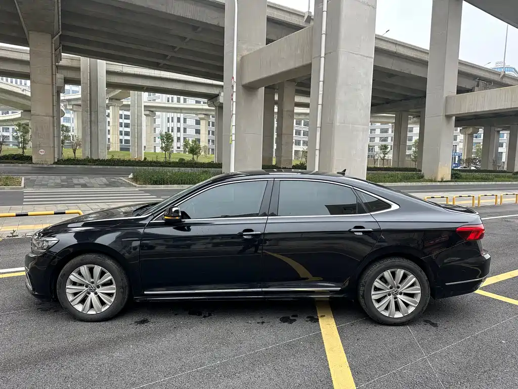 Passat 2021 330TSI Deluxe Edition купить на сайте DeffCars