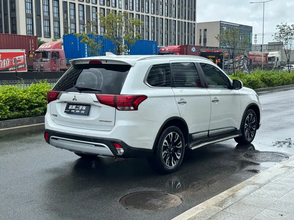 Outlander 2020 2.4L four-wheel drive exclusive version, 5 seats купить на сайте DeffCars