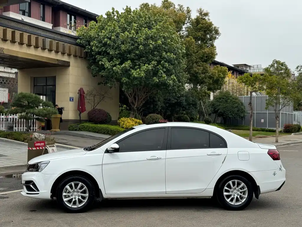 Emgrand 2020 1.5L manual luxury model купить на сайте DeffCars