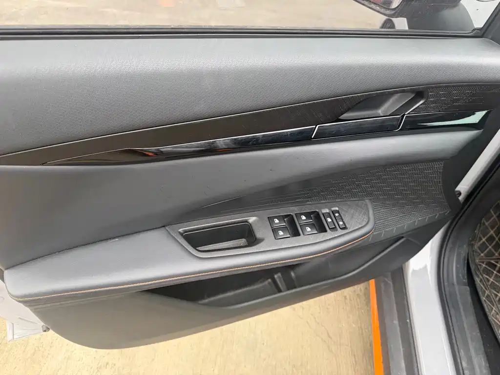 Changan UNI-V 2024 1.5T exclusive model купить на сайте DeffCars