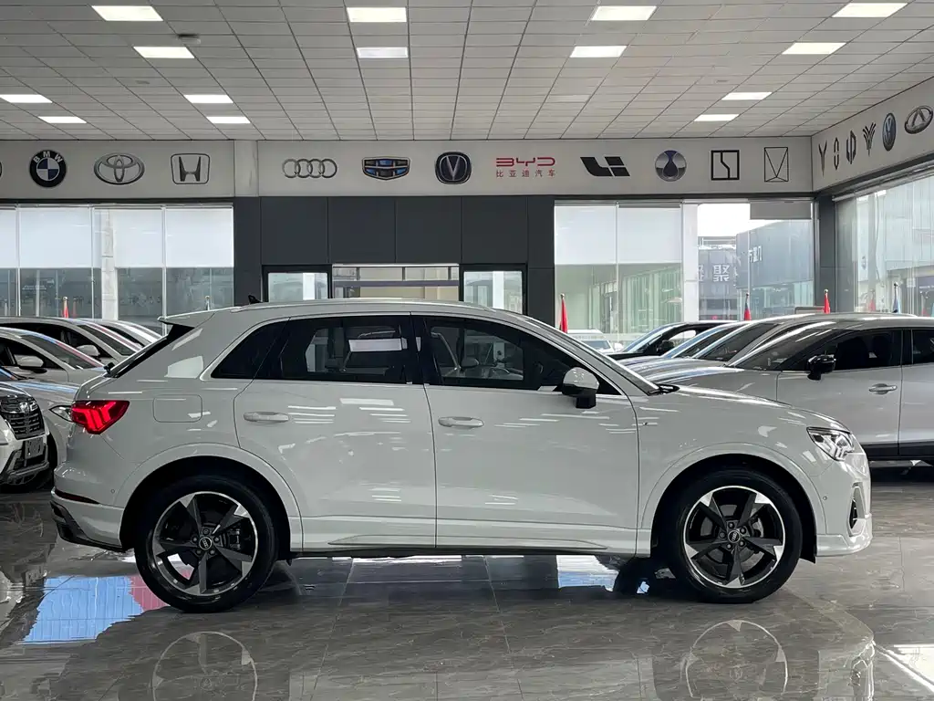 Audi Q3 2022 35 TFSI Fashionable and Dynamic купить на сайте DeffCars