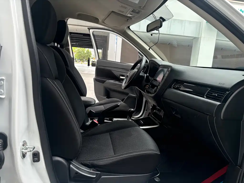 Outlander 2021 facelift 2.0L 2WD smooth version 5 seats купить на сайте DeffCars