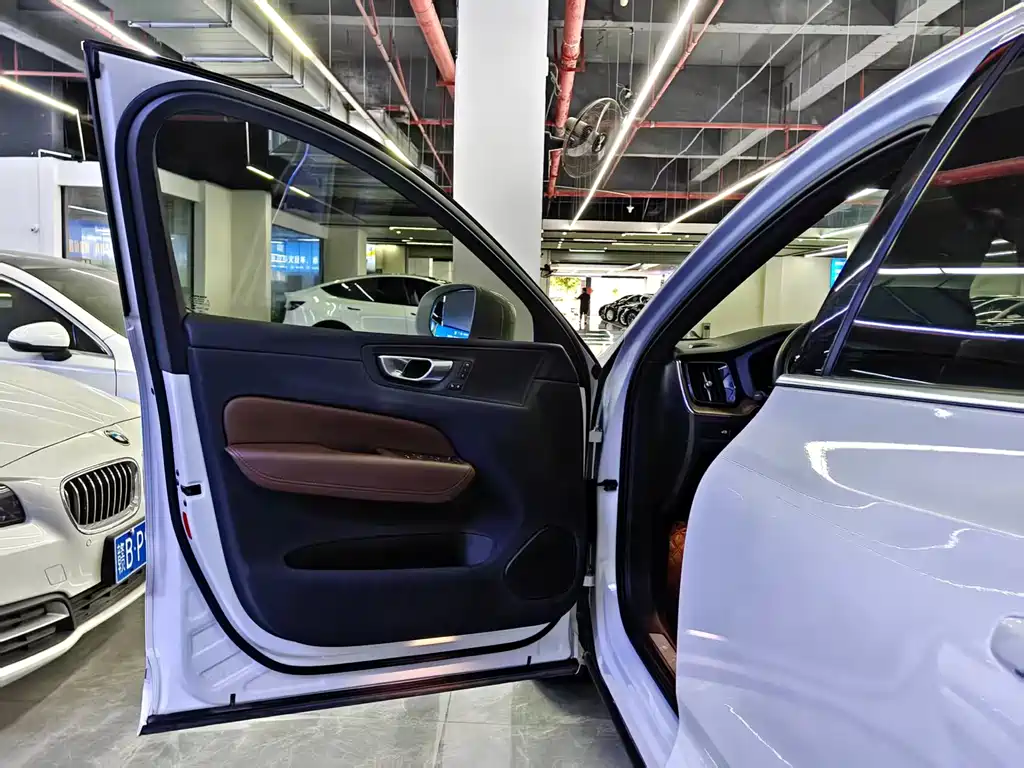 Volvo XC60 2025 B5 four-wheel drive Zhiyuan luxury version купить на сайте DeffCars