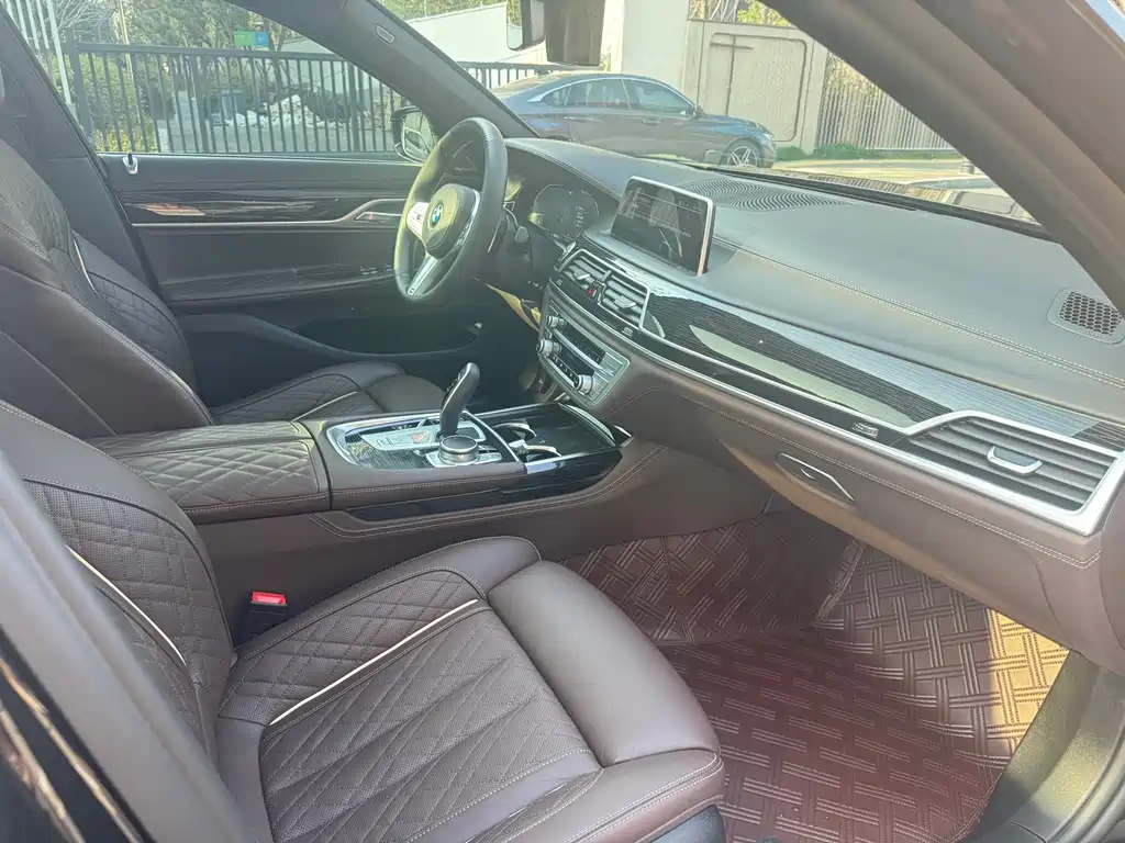 BMW 7 Series 2021 740Li Leading M Sports Package купить на сайте DeffCars
